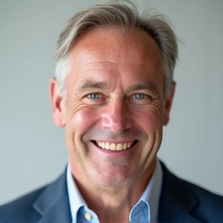 Hombre de mediana edad sonriente, mostrando su progreso en salud, sin texto.